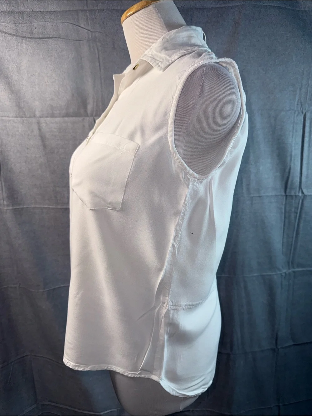 1358-Sim & Sam Sleeveless White Button-Front Shirt with Chest Pockets